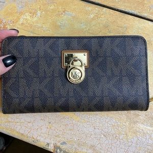 Michael Kors Zippy Wallet